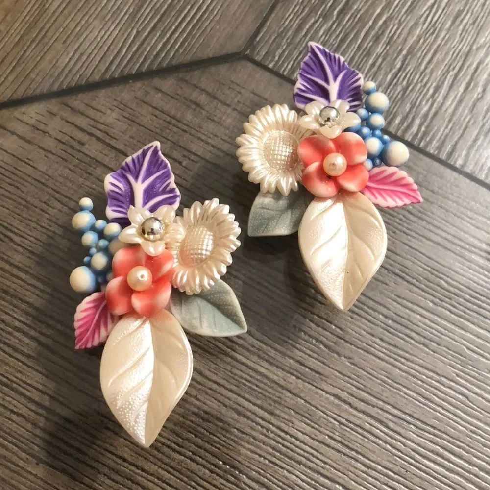 Vintage 80’s - 90’s Acrylic Pearlized Flower Cluster Clip Earring.